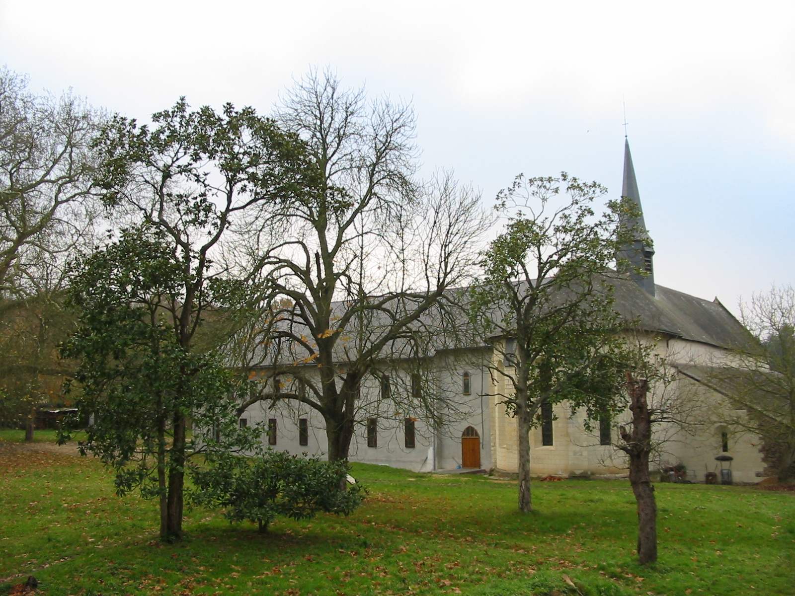 A glimpse of the church and the  4th wing